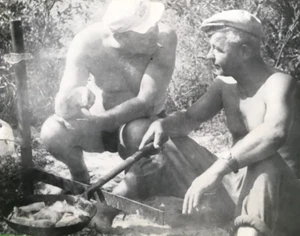 Chicos guapos en la playa baúles torso desnudo gay int foto de colección URSS #1928 - Imagen 1 de 3