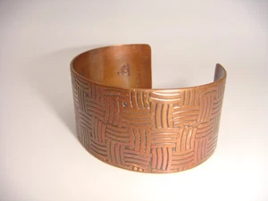 VINTAGE DESIGNER SIGNED COPPER CUFF BANGLE BRACELET GREYHOUND MARK ESTATE - Picture 1 of 11