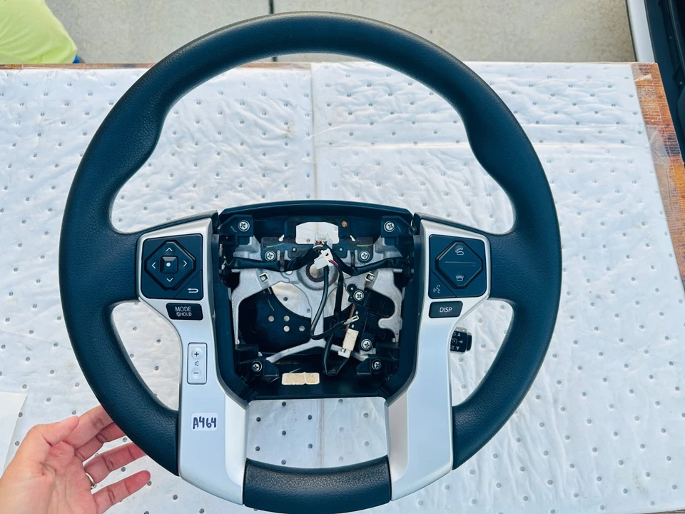 Volante Toyota Tundra 2014-2021 con interruptores de control de crucero OEM Foto 1 de 4