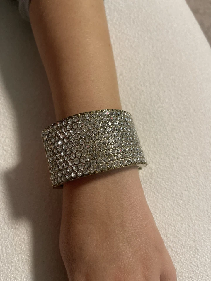Pulsera brazalete tono dorado con adornos de cristal Foto 1 de 4