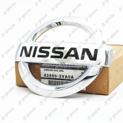Emblema cromado grade frontal original do fabricante Nissan 14-18 Versa Note 62890-3VA0A - Imagem 1 de 4