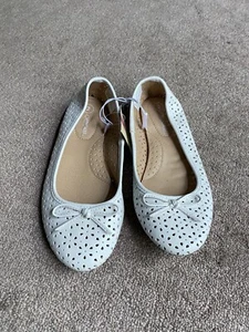 Girl Flat Lazer Cut Patterned Bow Shoes White Slip On Youth Size 2 - Picture 1 of 3