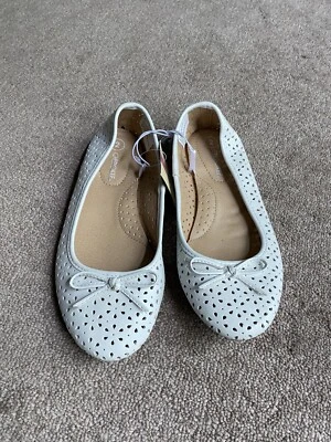 Girl Flat Lazer Cut Patterned Bow Shoes White Slip On Youth Size 2 - Image 1 of 3