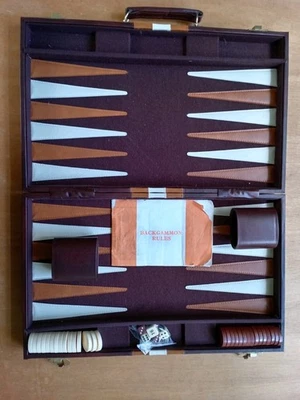 Vintage Backgammon Set in Felt /Faux Leather Carry Case  Complete  - Image 1 of 4