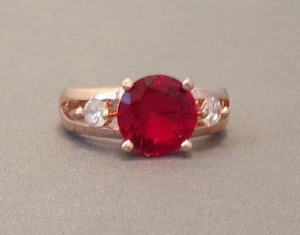 Modischer Ring, Markenlos, Größe 8, große rote und 2 kleinere Steine, geteiltes Band - Bild 1 von 4