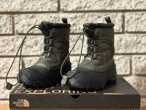 The North Face Alpenglow IV Jugend Schneestiefel neu taupe grün/TNF schwarz US 12 - Bild 1 von 6