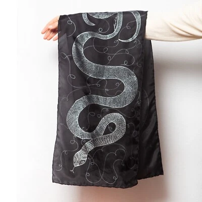 Bufanda de seda pintada a mano con estampado de serpiente bufanda de seda negra bufanda de serpiente regalo Foto 1 de 4