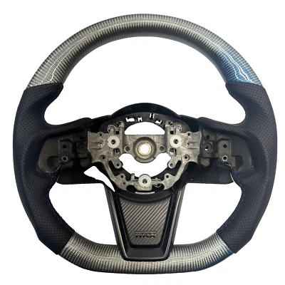 Volante Subaru WRX 2022-2024 personalizado con inserciones de carbono Foto 1 de 4