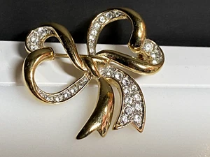 Vintage Brooch Jewellery Gold Metal Crystals Bow Ribbon Rhinestones Diamante - Picture 1 of 6