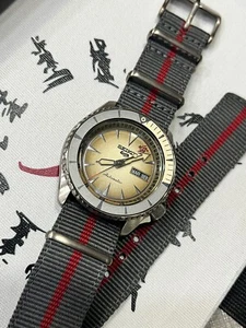 OROLOGIO SEIKO 5 SPORTS LIMITED EDITION NARUTO E BORUTO SRPF71K1 GAARA - Foto 1 di 1