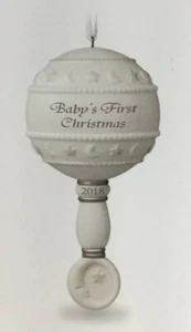 BABYS ERSTE WEIHNACHTSRASSEL 2018 Hallmark Andenken, PORZELLAN Neu - Bild 1 von 3