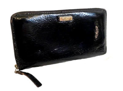 Cartera Kate Spade New York con cremallera alrededor charol negro estilo acordeón Foto 1 de 4