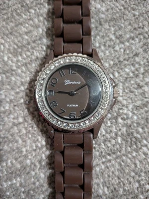  Correa de silicona Geneva plata estrás biseles esfera marrón Foto 1 de 3