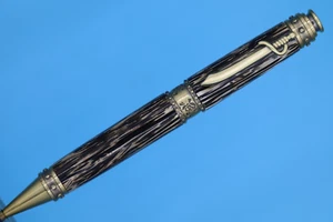 Bolígrafo giratorio Pirate Twist en latón antiguo con palmera negra - Imagen 1 de 9