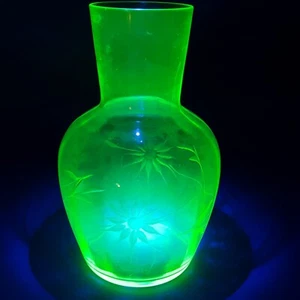 Tumble Up UV grüne Glasoptik Platte 6" geätzte Blumen Dekanter, leuchtet *LESEN* - Bild 1 von 10