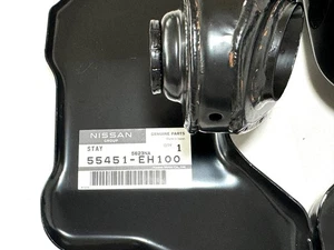 OEM NISSAN GENUINE 55451-EH100 STAY ASSEMBLY REAR SUSPENSION MEMBERS RH - Imagen 1 de 2