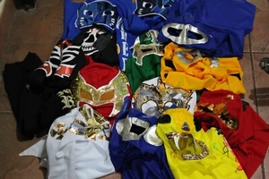 #318 CAPE 13 Pzas KIDS MIXED Wrestling Lucha Libre Capa Niños Disfraz lck - Picture 1 of 11
