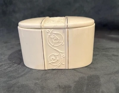 Фарфоровая коробка для безделушек Croscill «Verona» цвета слоновой кости с крышкой - Изображение 1 из 4