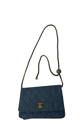 Carteira Chanel denim acolchoada CC Pearl Crush em corrente WOC azul - Imagem 1 de 4