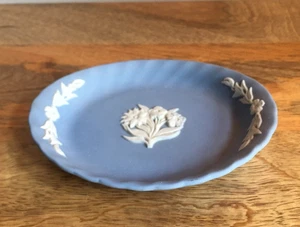 Wedgwood Jasperware blue small oval pin trinket dish featuring posies G Cond - Picture 1 of 16