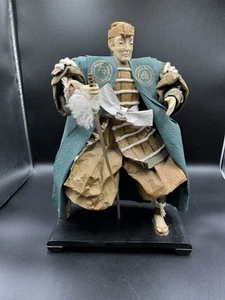 Vintage japanische Samurai Krieger Pappmaché Figur Holzsockel 15,5 Zoll - Bild 1 von 24