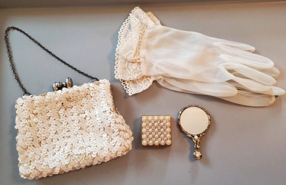 Bolso de mano vintage antiguo de lentejuelas con guantes, compacto y espejo Foto 1 de 4