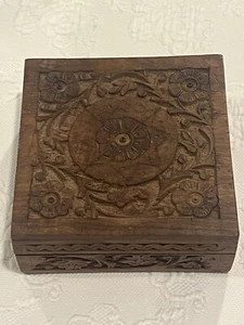 Caja de madera tallada a mano vintage - Imagen 1 de 10