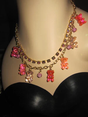 COLLAR BETSEY JOHNSON OSO DE GOMA ROSA Y BLING Foto 1 de 4