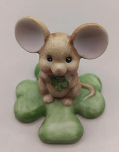 Vintage Russ Berry & Co Mädchen Maus große Ohren halten Kleeblatt Keramik Figur - Bild 1 von 7