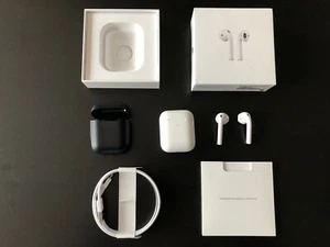 Apple AirPods 2nd Generation with Wireless Charging Case - White - Photo 1 sur 6