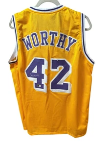 Camiseta personalizada firmada por James Worthy (Beckett) - Imagen 1 de 3