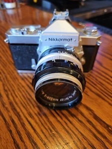 Cámara fotográfica Nikon Nikkormat con lente Nikkor-Auto 1:4/50 mm - Imagen 1 de 6