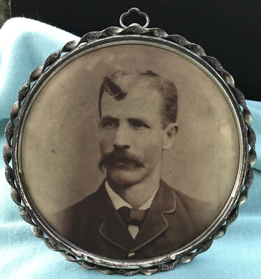 Marco de fotos de metal ovalado de lujo de 6” borde retorcido caballete trasero hombre joven bigote Foto 1 de 4