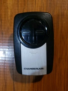 Chamberlain KLIK5U (2 Tasten) Garagentor Toröffner Fernbedienung - Silber  - Bild 1 von 5