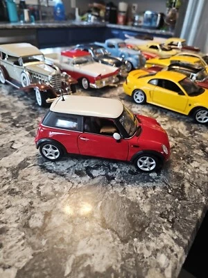 2001 MINI COOPER Maisto Red Diecast Car 1:18 Scale #73114 - Image 1 of 4