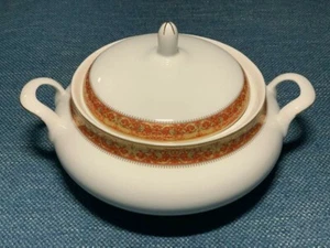 Zuppiera Pegasus fine porcellana bianca con motivo design con manico laterale - Foto 1 di 4