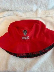 NC State Wolfpack Cappello a secchiello rosso (M/L) fodera nera con parole - Foto 1 di 4