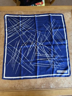 Bufanda de seda Givenchy vintage hecha en Japón geométrica blanca azul Foto 1 de 3