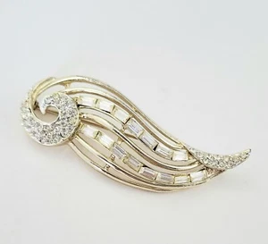 Vintage Signed KRAMER Clear Rhinestone Brooch Pin Gold Tone - Picture 1 of 5