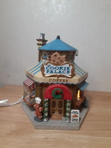 2018 COOKIE PALACE WEIHNACHTEN PORZELLAN BELEUCHTETES GEBÄUDE LEMAX #85363MC - Bild 1 von 9
