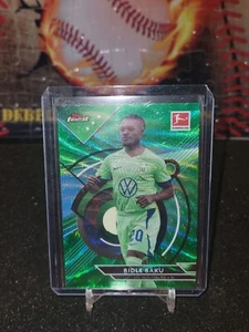 2023 Topps Finest Bundesliga GREEN WAVE Refractor Ridle Bakú/99 - Imagen 1 de 2