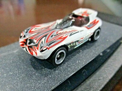HOT WHEELS CAT A PULT 1998 M.I.FINAL RUN WHITE WITH FANCY PAINTING STRIP DESIGN - Image 1 of 4