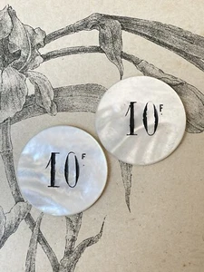 Lot de 2 anciens jetons de casino en Nacre Gravée rose XIXè - 10f Jeux - Picture 1 of 3