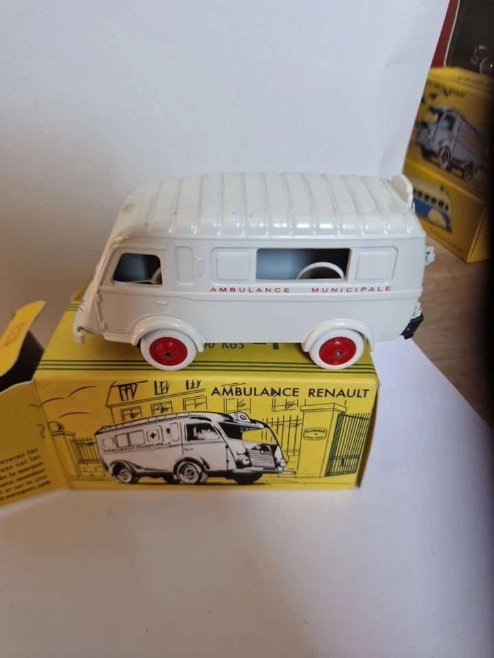 CIJ  1/43 - RENAULT 1000KG AMBULANCE MUNICIPALE - série limitée Redition  - Photo 1/4