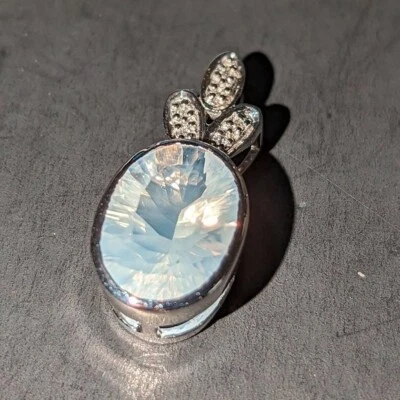 Colgante de cuarzo luna azul oro blanco 14k con detalles de diamantes 3,22 g Foto 1 de 4