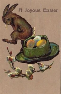Postal de Pascua conejo marrón sentado en sombrero verde con huevos - Imagen 1 de 2