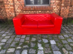 kompakte und bequeme Couch mit rotem Lackbezug - Bild 1 von 6