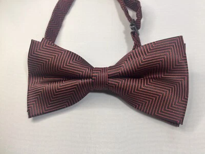 Pajarita formal para hombre roja y negra patrón en zigzag ajustable pre atada Foto 1 de 4