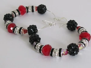 Basketball Frauen Ohrringe Perlen Creolen Strass rot schwarz Statement Ethno Hüfte - Bild 1 von 4