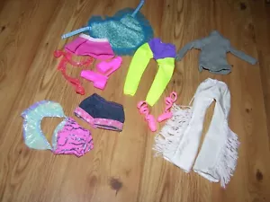 LOTTO VESTITI BAMBOLA BARBIE TOP PANTALONI PANTALONCINI GIACCA E SCARPE. - Foto 1 di 4
